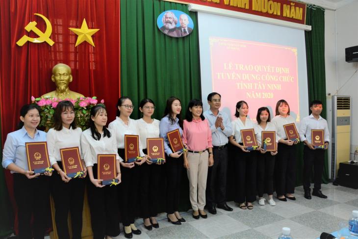 Sở Nội vụ trao quyết định tuyển dụng công chức tỉnh Tây Ninh năm 2020